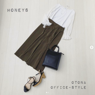 袖がシアー素材のトップスを使ったお仕事スタイル ボトムはスカート見えのパンツを合わせて、楽ちんなのにきちんと見えする優秀スタイルの完成