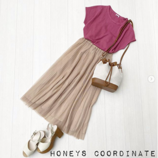 ベージュやアイボリーを使った人気のコーデにパッと華やかにピンクを投入。 程よくくすんだカラーはアースカラーとも相性が良く、女の子っぽさも演出できて◎