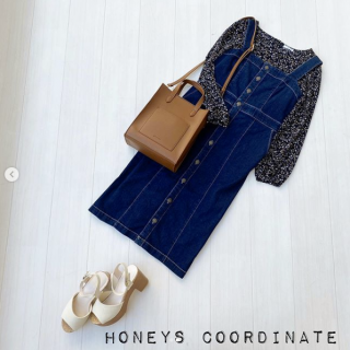 しぶ色合わせの季節先取りを意識したコーデ。 ブラウスは着回ししやすい黒ベースの花柄。デニムあわせも大人っぽい印象。