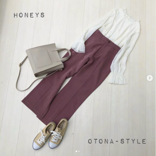 センタープレスのセミフレアパンツを主役にした大人スタイル きちんと見えのBagを合わせつつ、足元はスニーカーで外すのもおすすめ