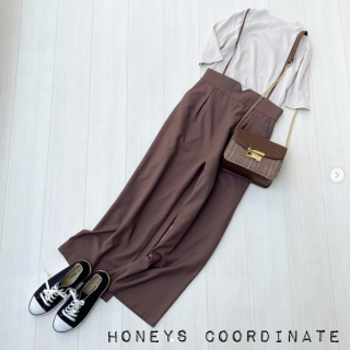 同系色のグラデーションでまとめたシンプルコーデ。 華奢なサスペンダーが可愛いパンツはハイウエストでスタイルアップ効果も。