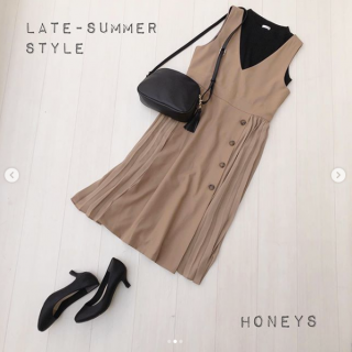 スカート部分がプリーツで切り替えになっているジャンスカはシーズンレスで使えるうれしいアイテム 合わせのインナーを濃色にすることで晩夏～秋らしい印象のスタイリングに