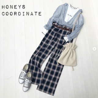 アイシーなミントカラーのシアーシャツにビターなチェックのパンツでテイストミックスコーデ。 オーバーサイズのシアーシャツはインしたら少し身頃を出してボリューム感を出すのがポイント。