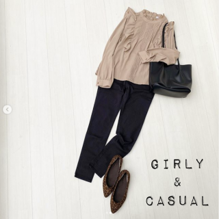 甘い印象のブラウスをシンプルな黒スキニーで大人っぽく。足元のヒョウ柄でちょっと辛口に。