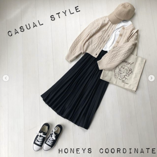 今年注目のモノトーンコーデ。 同じお洋服で合わせる小物を変えてテイストチェンジに挑戦。 大人スタイルならスカーフやパンプスでスッキリとまとめて。カーディガンの着方もボタンを閉じてシンプルに見せて。 カジュアルスタイルはキャップやイラスト入りトートでやんちゃテイストをプラス！