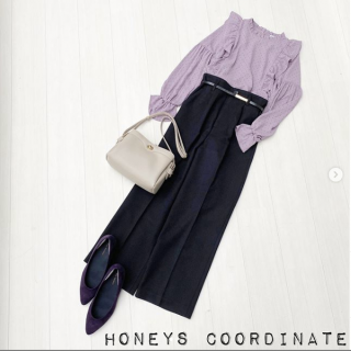 くすみカラーがガーリーな印象のブラウスは、きちんと見えするパンツで甘さを抑えたスタイリングに。