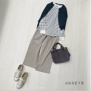 チュニック丈のボーダーTシャツでカジュアルスタイル コーデュロイのボトムが今年らしさを演出 グリーンのカーデをななめ掛けや肩掛けなどで合わせて同じアイテムでいろんな表情のスタイリングに