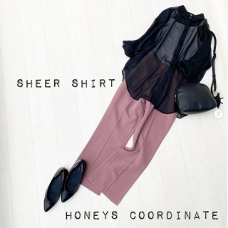 カラーパンツも今年注目したいアイテム！ くすみピンクは黒合わせで甘さを抑えて合わせるのが簡単でオススメです！