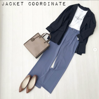 フレアパンツをジャケットでカチッとコーデ。 ロゴのTシャツで適度なラフさをプラスして背伸びしすぎない大人コーデに。