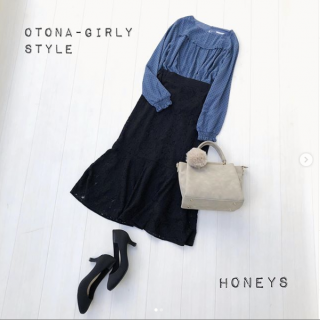 フロッキードット＆フリルデザインのトップスを大人ガーリーにスタイリング レースのスカートはマーメイドシルエットが今年らしいポイントに