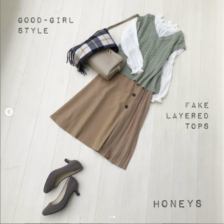 ハイネックブラウスとニットベストを重ね着しているように見えるトップスは着るだけでコーディネートがキマる1枚 ミディ丈のスカートを合わせてグッドガールスタイルに