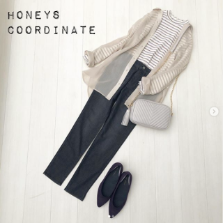 グレー見えするユーズド加工されたブラックデニムが新鮮！ 人気のシアーシャツと合わせて大人カジュアルにコーデ。