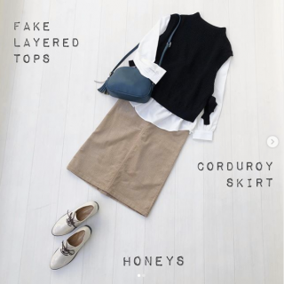 ニットベストとシャツを重ね着したように見えるトップスは1枚でコーデが決まる優れものアイテム 秋素材のコーデュロイスカートを合わせて大人カジュアルなスタイリングに