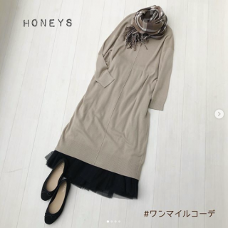 ハイゲージのニットワンピはおうち時間におすすめのアイテム おうち時間にはチェックのストールを肩掛けで ちょっとそこまでのワンマイルコーデにはストールを首に巻いてボトムにはチュールスカートをレイヤードしてコーデのアクセントに