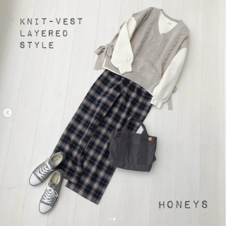 ニットベストのレイヤードスタイルをご紹介 スウェット+チェック柄ストレートパンツのメンズライクなスタイリングにサイドリボンデザインのニットベストをオン！ リボンデザインでガーリーさをプラスした秋にぴったりのレイヤードスタイルに