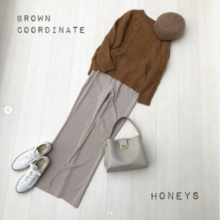 ブラウン系のワントーンコーディネートスタイル ニットは浅めのVネックなので落ち着いたスタイルに ウエストゴムのボトムを合わせたおうちスタイルも小物次第でお出かけスタイルにもOK