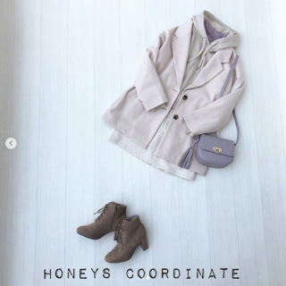 袖のフリルが可愛いブラウスをインナーに、パーカーを使った今っぽガーリーコーデ。 使う色をラテカラーでまとめてくすみパステルをトッピング。