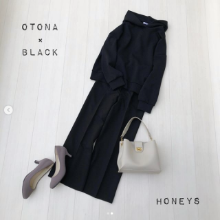 センタープレスの定番ストレートパンツはパーカーを合わせてカジュアルダウン 黒でまとめた大人のカジュアルスタイル 小物は女性らしいものを選んで