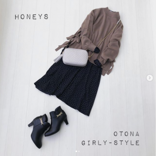 サイドスリット＆リボンデザインがかわいいニットはワンピースにレイヤードするのもおすすめ ニットを重ねるだけで暖かさが増すスタイリングに