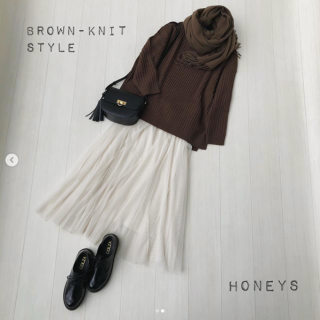 ブラウンのニットは太めのリブ編みがポイント！ ゆったりめのサイズ感でも縦ライン基調なので体形カバーも叶う♡ 寒さ対策のストールもあえて同系色で合わせるのがGood！