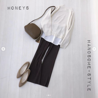 シャツをレイヤードしているようなニットトップスは着回しスタイルにとってもおすすめ プリーツパンツを合わせるだけで今年らしいスタイリングに シャツテイル部分は取り外し可能なのでチェック柄スカート合わせの際は外してシンプルにスタイリング