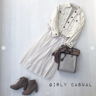 今年注目のモノトーン着回し。 人気のチュールスカートをガーリーカジュアル＆大人リラックススタイルに。 白っぽいカラーを集めたコーデは甘くなりがち？コーデュロイアイテムを入れると一気に親近感が湧くコーデに！ 黒いニットワンピに合わせればチュールスカートもシャープでかっこいい印象。