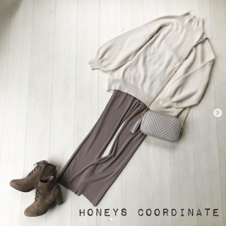 たっぷりとしたサイズ感のニットはシンプルな編み地でスウェット感覚で沢山着まわせる優秀アイテム。 リブのフレアパンツと合わせればスタイルアップ コーデの出来上がり！ これからのおうち時間にもピッタリ、トレンド感をキープしたスタイルはワンマイルコーデにもおすすめ！