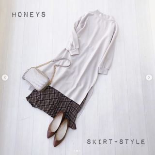 おうち時間にぴったりなハイネックワンピース 前後差のあるデザインとスリットで今年らしい着こなしが叶う1枚 長め丈のデザインなのでパンツ合わせはもちろんスカート合わせもGood 深めのスリットから見えるボトムが大人かわいいスタイリングのポイントに