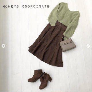 色味がかわいいグリーンのニットを着回し！ ニットはクルーネック、Vネックがどちらでも使える前後２Wayがうれしい♡ スカート合わせはクルーネックでフェミニンに。 パンツ合わせはVネックでシャープな印象に。