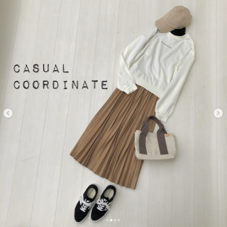 アイボリーやブラウン系のアイテムでテイストスイッチコーデ。 トレーナーでカジュアルに、花柄ブラウスでガーリィにスタイリングの他、ブラウスも足元チェンジで古着っぽスタイルにスイッチ！