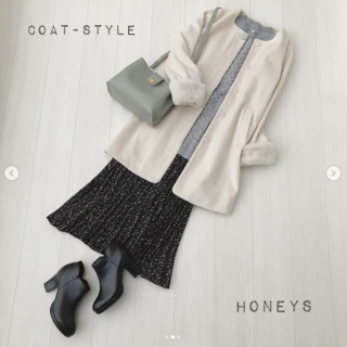 長め丈のチュニックニットにあえて長め丈のプリーツスカートを合わせたゆるっとコーデ 袖口にファーをあしらったロングコートを合わせて大人ガーリーなスタイリングに