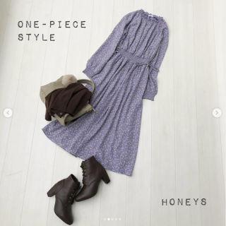 小花柄のハイネックワンピースはウエスト部分のシャーリングとレースアップデザインがポイント♡ 1枚で着るのはもちろん今年らしいブラウンカラーのカーデをプラスしていろんな着こなしに