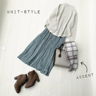 ローゲージのニットプルオーバーは裾がラウンドデザインなのでそのまま着てもおしゃれ見え♡ 無地×無地コーデのアクセントにチェック柄のストールをプラス