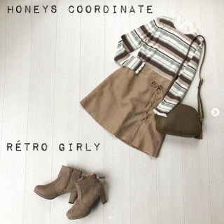 マルチボーダーのハイネックとスエードライクなミニスカートでレトロガーリーな秋コーデ。 アウターいらずのこの時期に楽しんで欲しいワンツーコーデは使う色を抑えてオシャレにキメる！