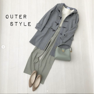 今年人気のカラーパンツ。くすみパステルと相性がいいコーデュロイ素材のストレートパンツを色を絞ったコーディネートで大人っぽく。