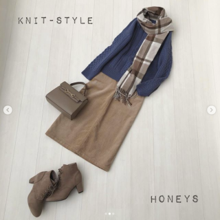 キレイ色ニットにコーデュロイスカートを合わせた大人スタイル 今の季節はストール合わせでニットが主役のコーディネートに 冬本番は軽くてあたたかい中綿ジャケットを合わせて