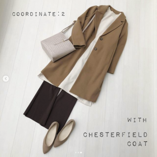 胸元にロゴ刺繍がデザインされているスウェットワンピース おうち時間やワンマイルコーデにはローゲージのニットカーデを合わせたカジュアルスタイルで チェスターコートを羽織って小物を変えたらちょっとしたお出かけにもOKなキレイめスタイルに