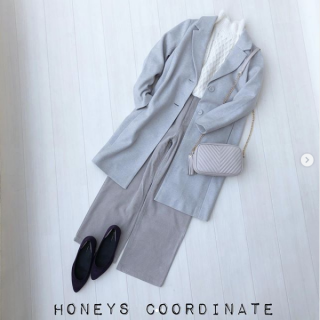 似ている色のアイテムでコーデをまとめてセットアップ風にスタイリング。 ハンサムな印象のグレーのコーデも白のふわふわニットでフェミニンさをプラス。