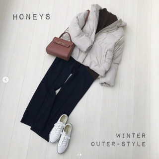 冬にかかせない軽くて暖かいファイバーダウンブルゾン インのコーデは濃色でまとめて明るめカラーのアウターでもシャープな印象に