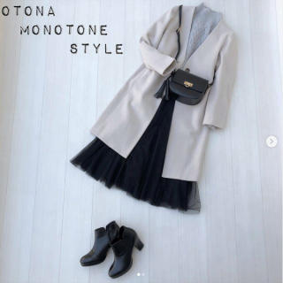 大人っぽモノトーンコーデ。 カラーレスのコートをさらっとガウン風に羽織っておしゃれ見え。 Bagはあえての斜め掛けでアウターのボリュームを抑えたシルエットに。