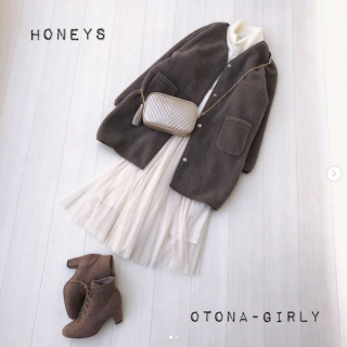 アイボリーのオフタートルニット×チュールスカートのガーリーコーデ あわせるボアのジャケットはモカを選んで甘さを抑えた大人ガーリースタイルに