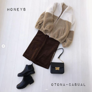 カジュアルになりがちな配色切替デザインのボアジャケットはコーデュロイのナロースカート合わせで大人カジュアルスタイルに