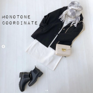 着ごごちも良く、体系カバーも叶うニットワンピ。 旬のモノトーンコーデでスパイスを効かせたスタイルに。
