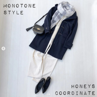 モノトーンコーデが人気復活の兆し！ ネイビーのダッフルコートを軽やかに見せるのは中に合わせたオールホワイトコーデ。 カジュアルなオーバーサイズニットもワイドシルエットなコーデュロイのパンツもホワイトなら大人な印象を添えるスタイルに。