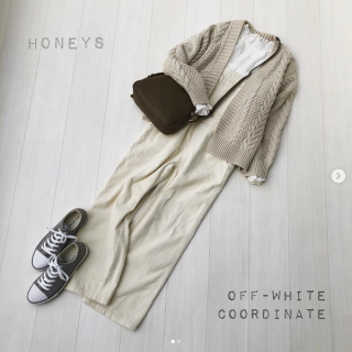 コーデュロイのオーバーオールを主役にしたエクリュ&オフホワイトコーデ アウター代わりに厚手のニットカーデを合わせて優しい印象に