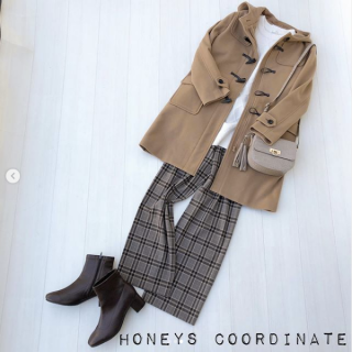 今年人気のサイドリボンのニットを大人っぽいパンツスタイルでコーディネート。 足元はすっきりとシンプルブーツで合わせることによって、トップスのデザインが引き立っておしゃれにキマル！