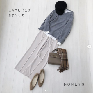 ふんわりもちもち素材のニットは着心地も肌触りもGood！ Vネックの首元から白Tをチラ見せでおしゃれ度UP