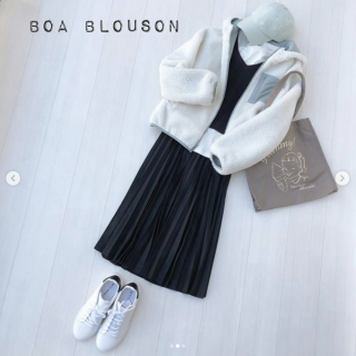 モノトーンコーデが人気急上昇！ モード感のある白黒コーデに１色カラーを差すと柔らかさがプラスされて着やすいスタイルに。