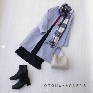 シンプルなVネックニットは赤をチョイスしてコーデのポイントに コートに付いているフードは取り外し可能なのでストール合わせの際はフード無しにしてすっきり見せてもOK