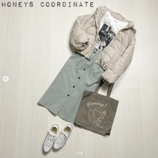 冬コーデに春っぽカラーのボトムを合わせて気分転換！ あったかいアウターの中は季節先取りで遊び心をプラス。